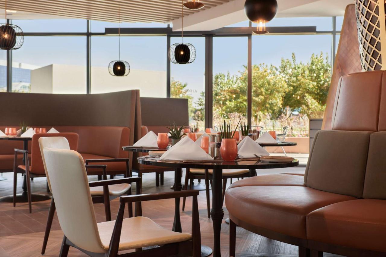 Radisson Blu Hotel Riyadh Convention And Exhibition Center Exteriör bild The restaurant