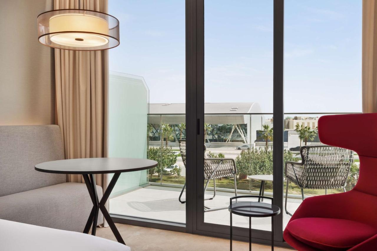Radisson Blu Hotel Riyadh Convention And Exhibition Center Exteriör bild A room at the hotel