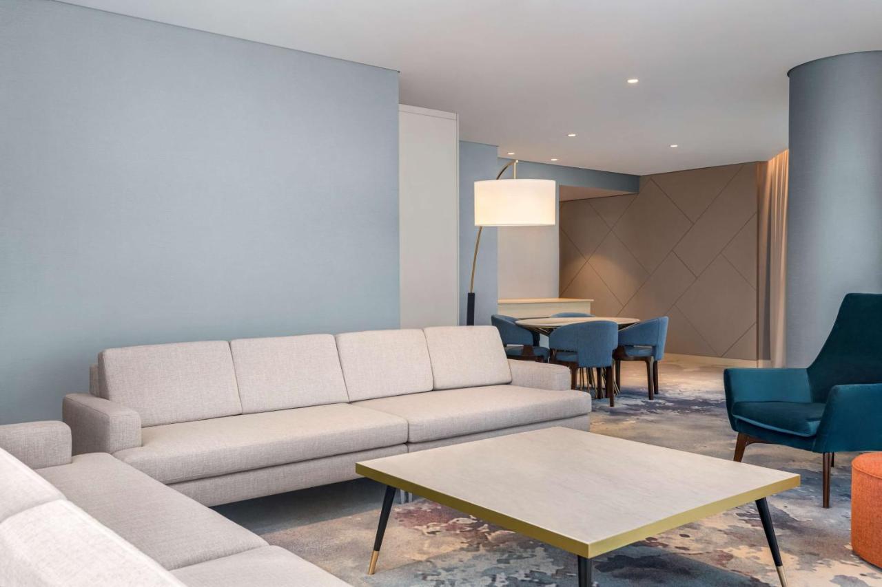 Radisson Blu Hotel Riyadh Convention And Exhibition Center Exteriör bild A living room in a suite at the hotel