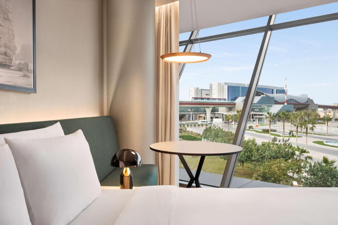 Radisson Blu Hotel Riyadh Convention And Exhibition Center Exteriör bild A guest room at the hotel