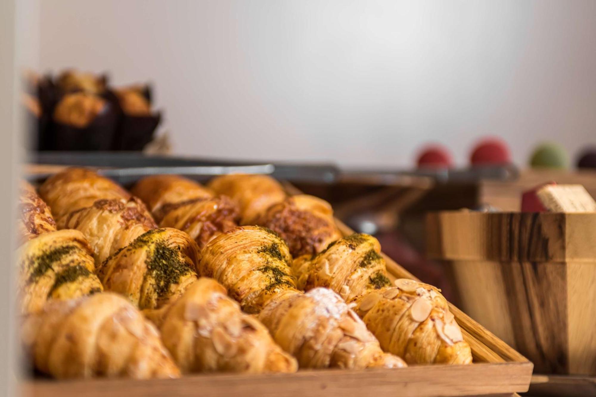 Radisson Blu Hotel Riyadh Convention And Exhibition Center Exteriör bild Croissants