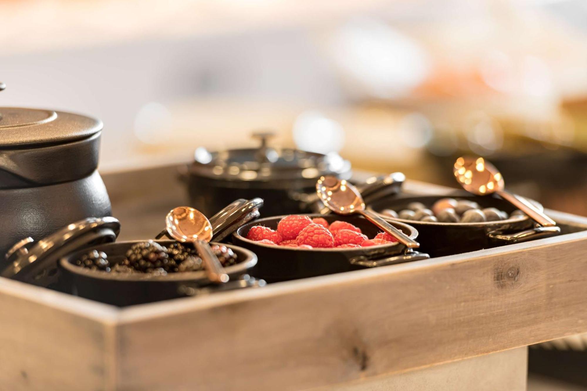 Radisson Blu Hotel Riyadh Convention And Exhibition Center Exteriör bild Caviar and other garnishes at a restaurant