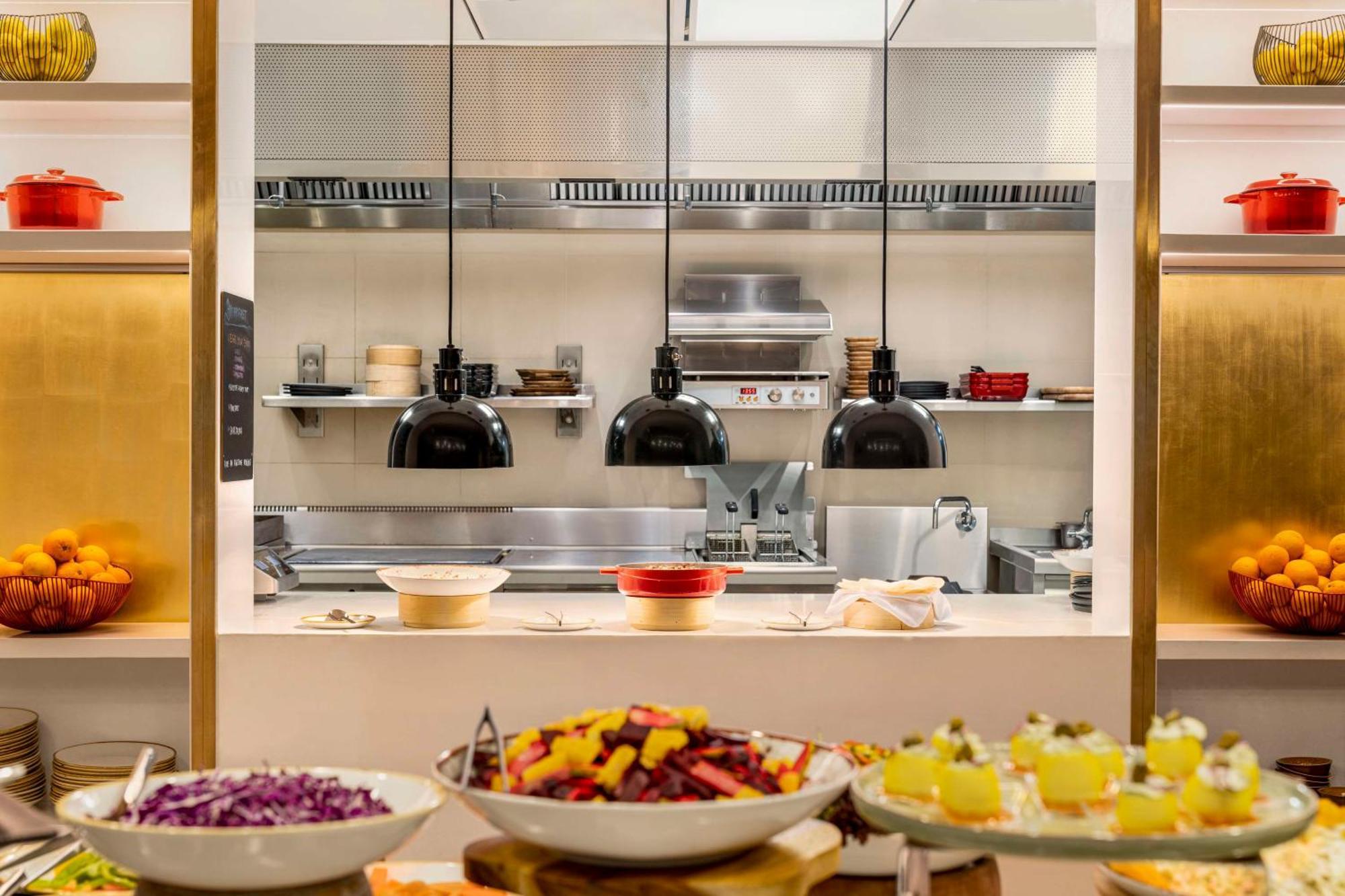 Radisson Blu Hotel Riyadh Convention And Exhibition Center Exteriör bild The kitchen at the restaurant