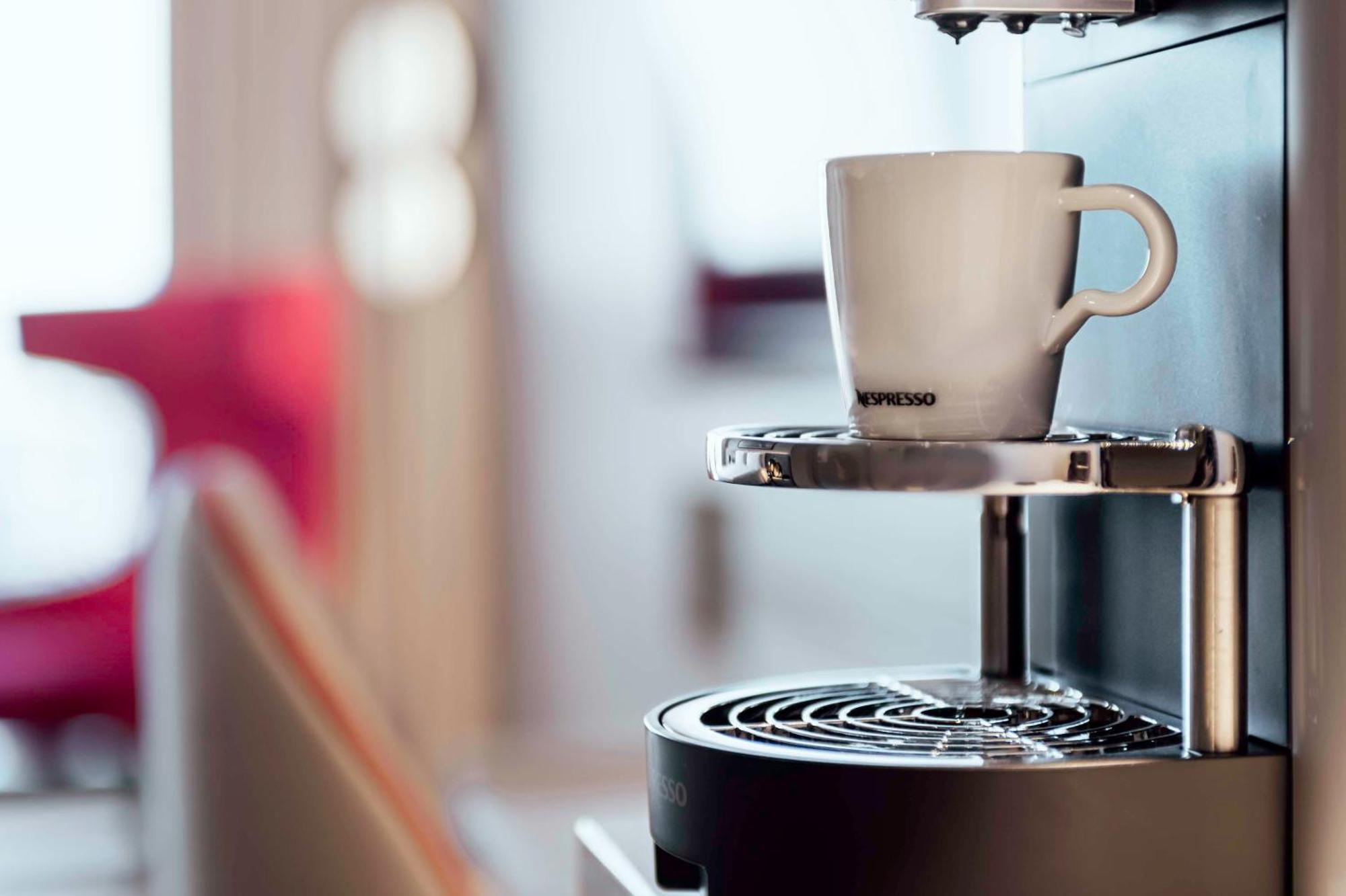 Radisson Blu Hotel Riyadh Convention And Exhibition Center Exteriör bild A Nespresso machine