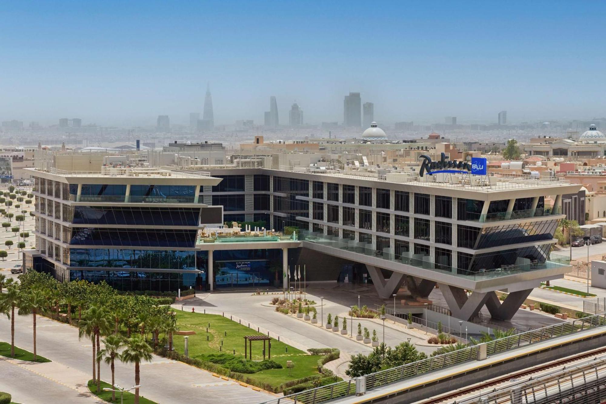 Radisson Blu Hotel Riyadh Convention And Exhibition Center Exteriör bild The American University in Cairo
