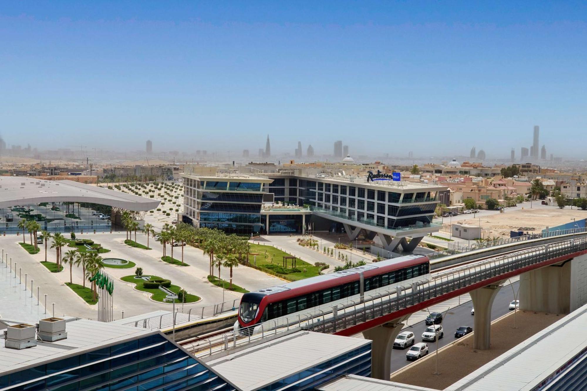 Radisson Blu Hotel Riyadh Convention And Exhibition Center Exteriör bild Al Suhail Metro Station
