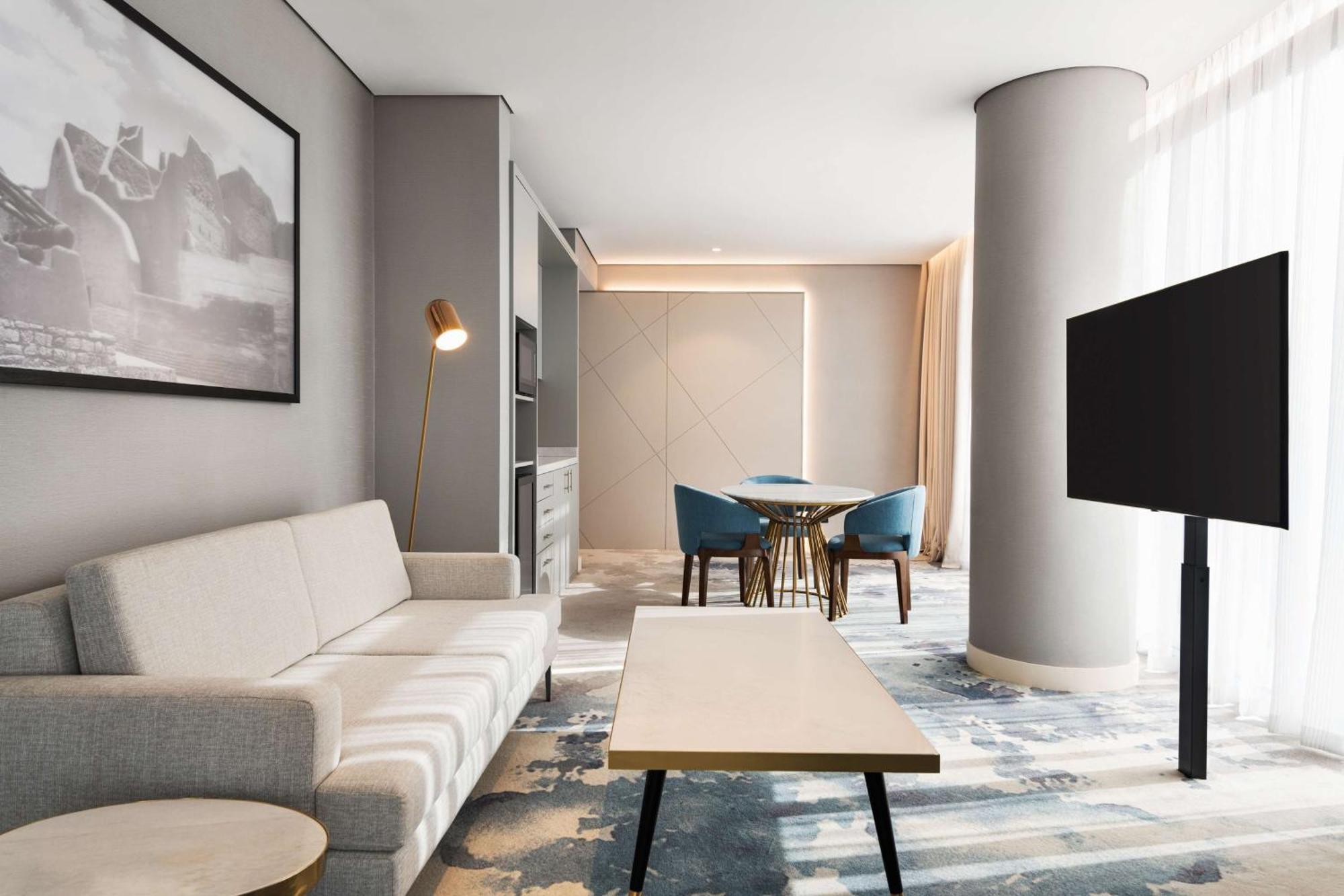 Radisson Blu Hotel Riyadh Convention And Exhibition Center Exteriör bild A suite at the hotel