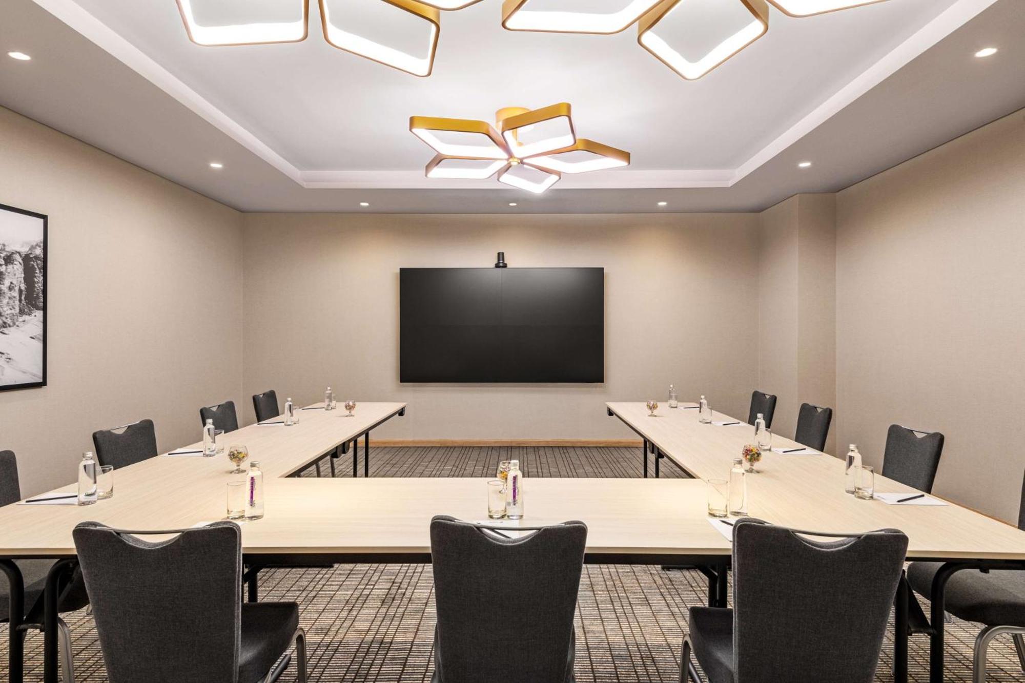Radisson Blu Hotel Riyadh Convention And Exhibition Center Exteriör bild A meeting room at the Hilton Garden Inn