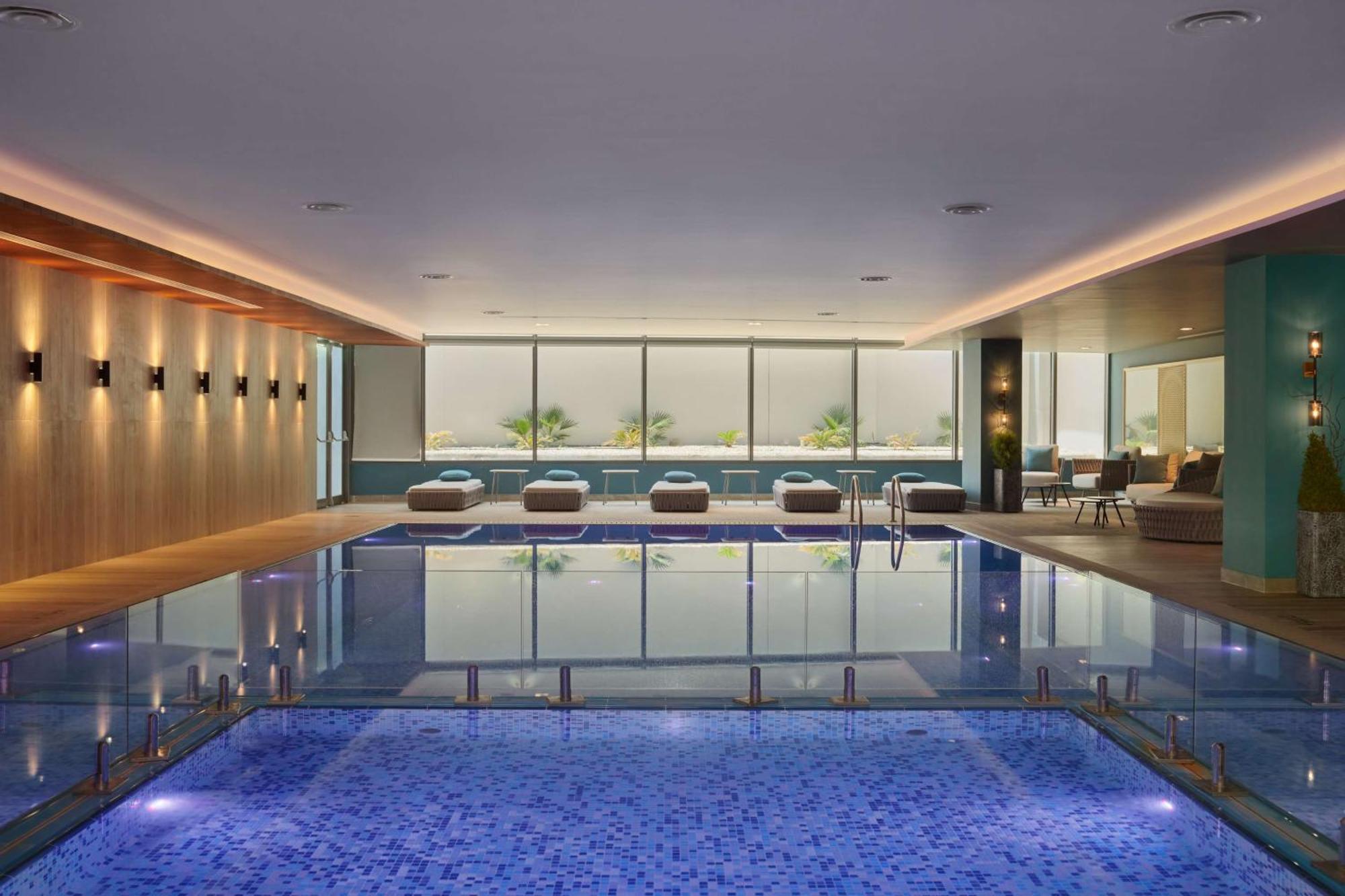 Radisson Blu Hotel Riyadh Convention And Exhibition Center Exteriör bild The swimming pool at The Dorchester