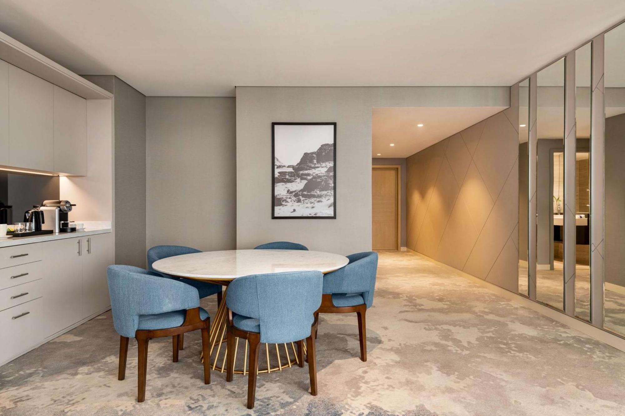 Radisson Blu Hotel Riyadh Convention And Exhibition Center Exteriör bild A suite at the hotel