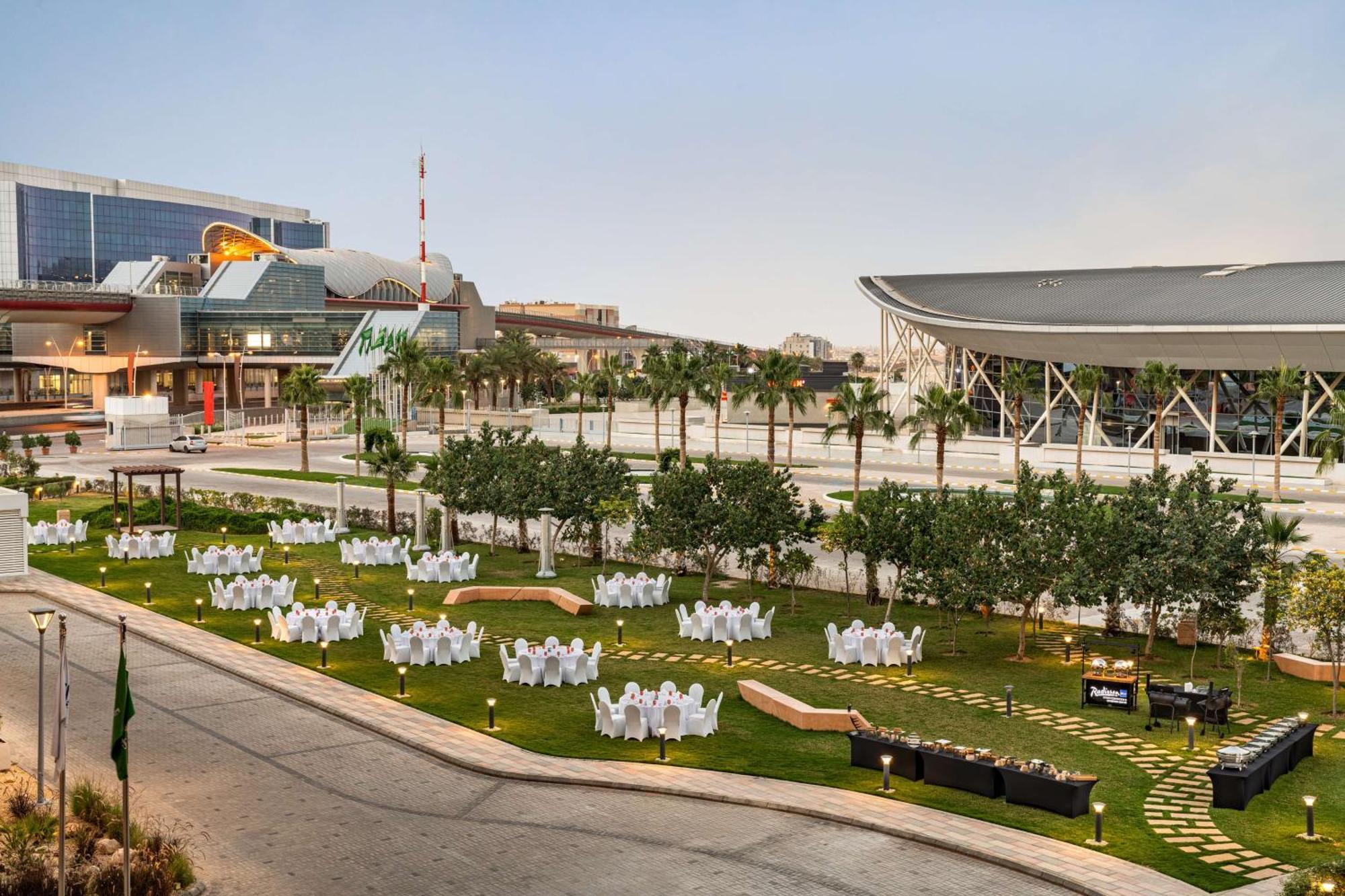 Radisson Blu Hotel Riyadh Convention And Exhibition Center Exteriör bild The Green
