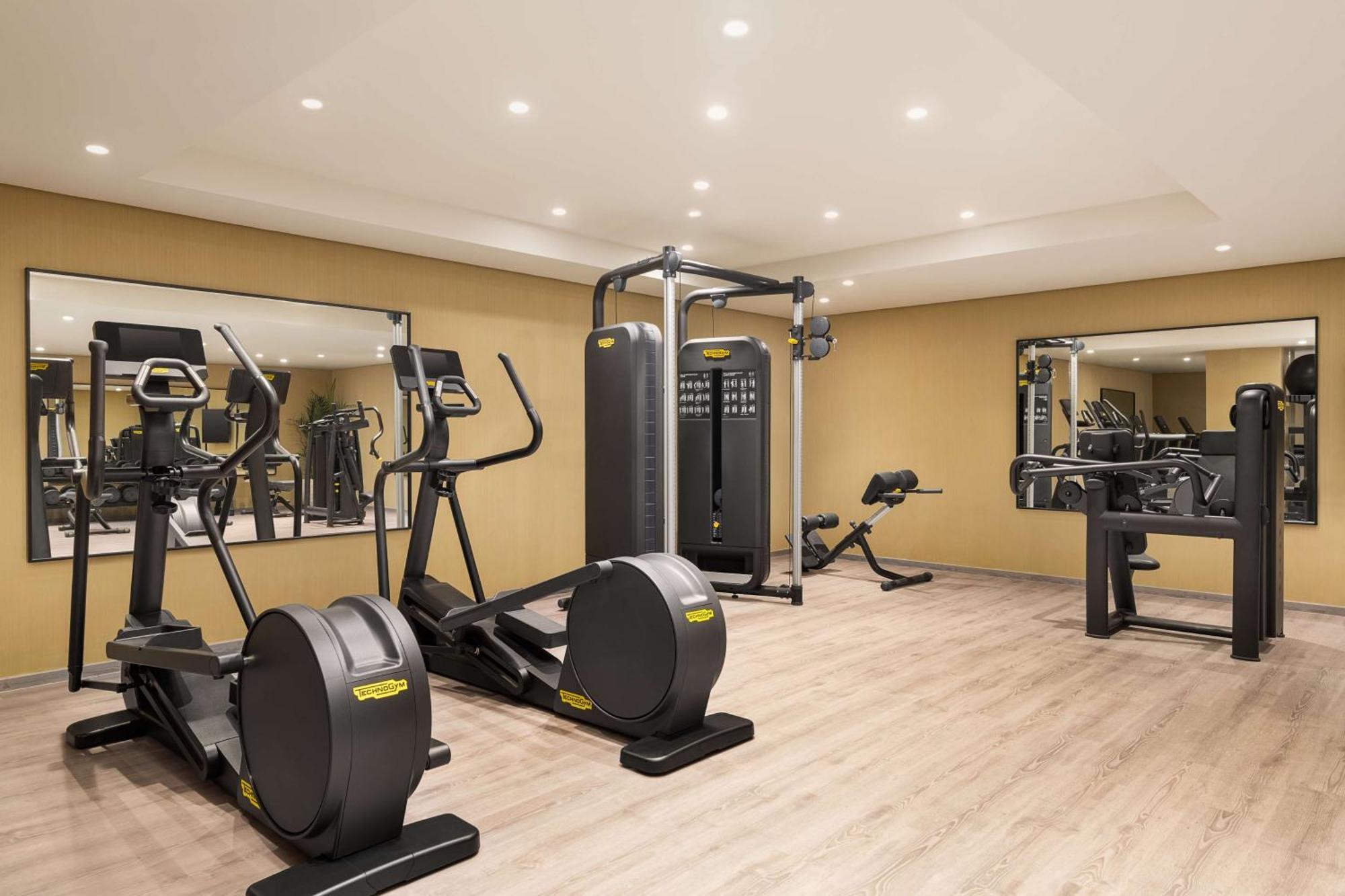 Radisson Blu Hotel Riyadh Convention And Exhibition Center Exteriör bild The gym at the hotel