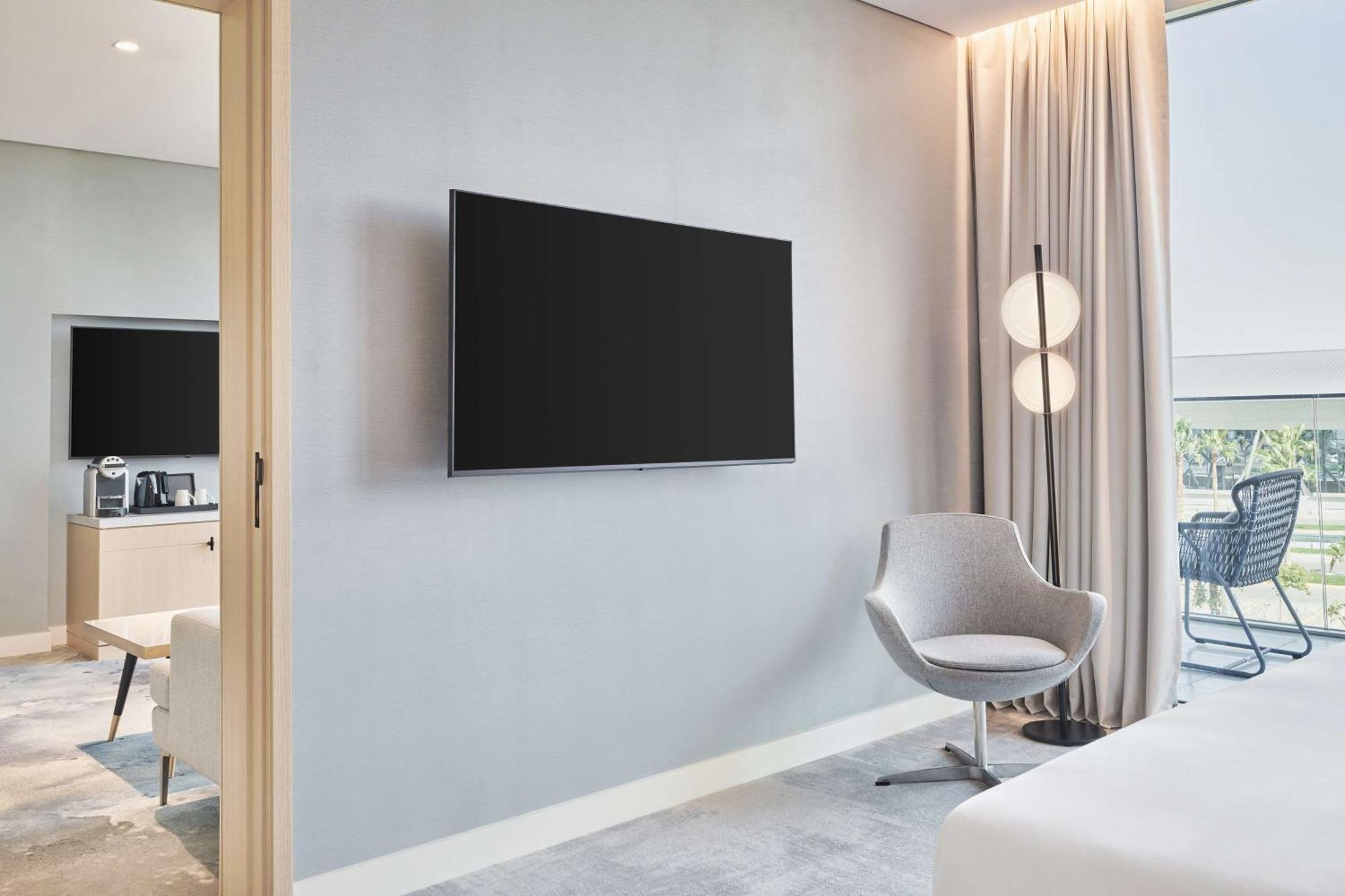Radisson Blu Hotel Riyadh Convention And Exhibition Center Exteriör bild A wall-mounted television