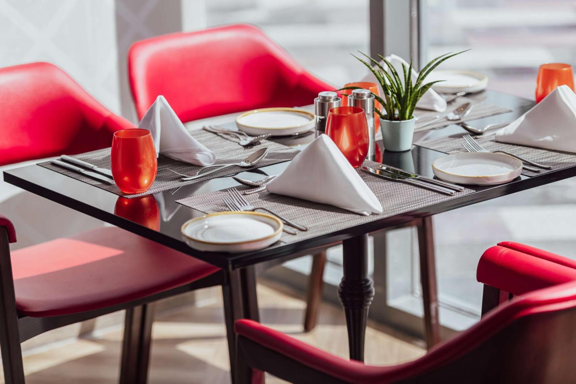 Radisson Blu Hotel Riyadh Convention And Exhibition Center Exteriör bild A table set for fine dining