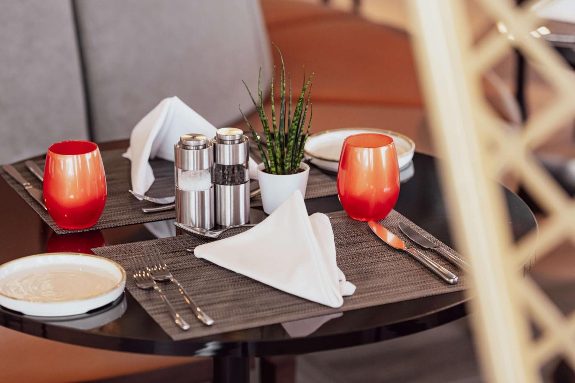 Radisson Blu Hotel Riyadh Convention And Exhibition Center Exteriör bild A place setting
