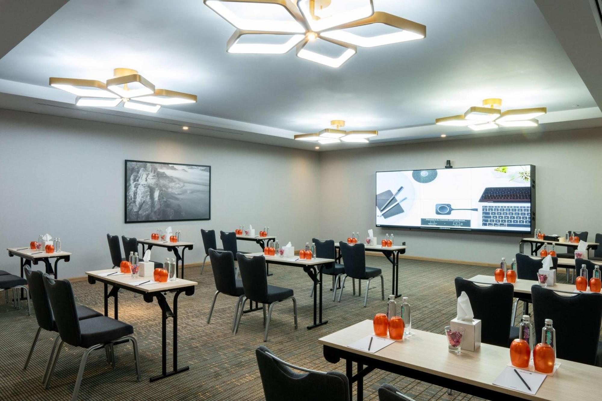 Radisson Blu Hotel Riyadh Convention And Exhibition Center Exteriör bild Meeting room