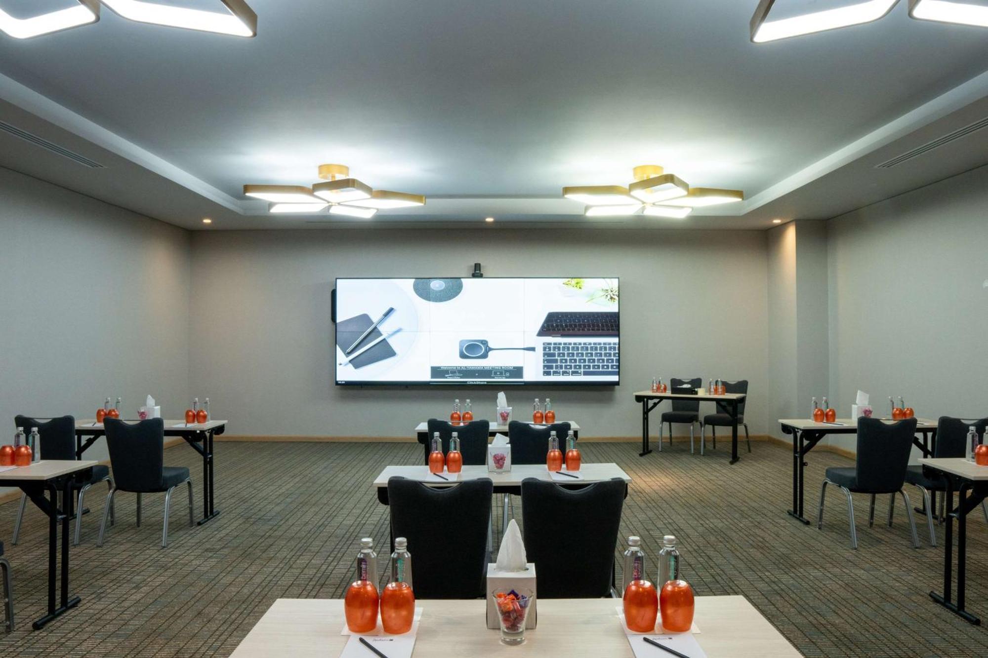 Radisson Blu Hotel Riyadh Convention And Exhibition Center Exteriör bild Meeting room at the hotel